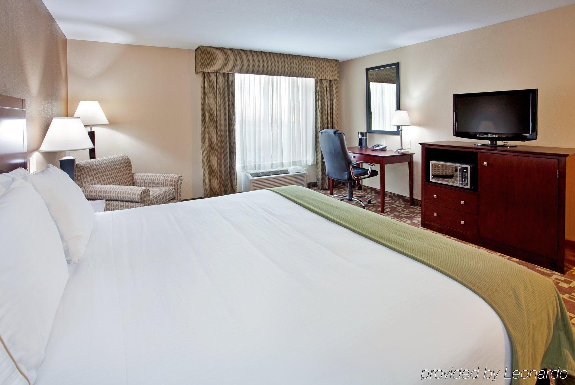Express & St. Charles By Ihg Hotel